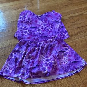 Cute two-piece bathing suit with bottom “skirt”, by Dippers. Size 16W